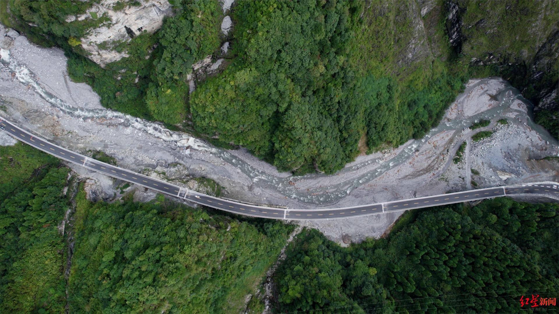 寒冬時節,四川綿竹龍門山下,綿茂公路猶如一條騰飛的巨龍穿梭在懸崖