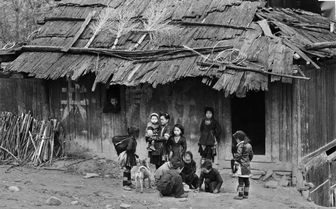 《岜沙人》摄影画册 睢玉梅 摄从江县委常委宣传部长,统战部长赵灵芝