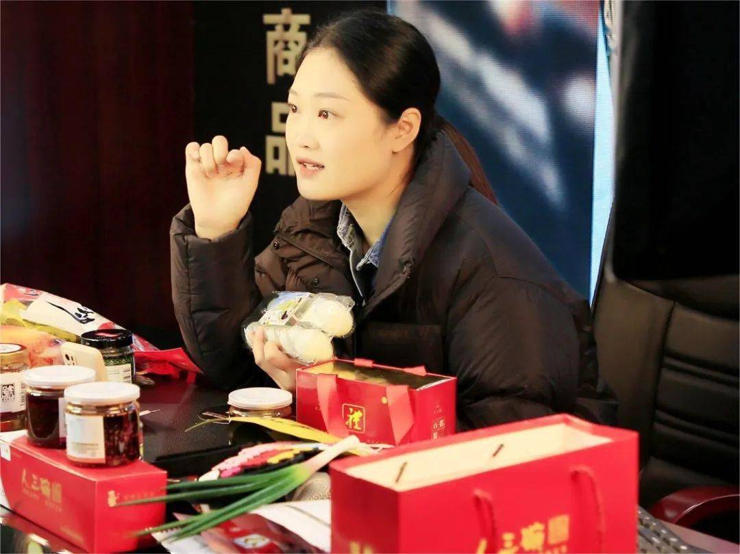 "綦选好物·播动星弦"綦江区电商主播大赛复赛经过激烈的比拼晋级决