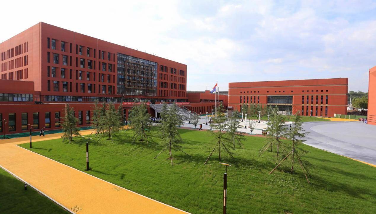 此外,近距咸阳彩虹中学,彩虹第三学校(在建)等,拥有优渥的教育资源