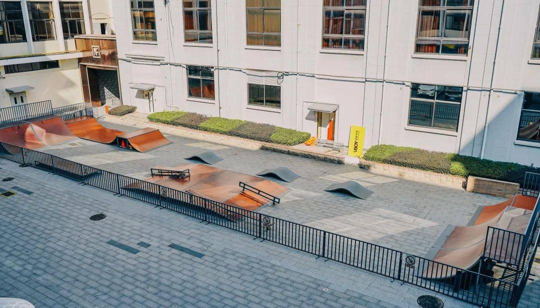 滑板广场 (点击导航)相信参加过前两届兔gether杯的伙伴对这块场地