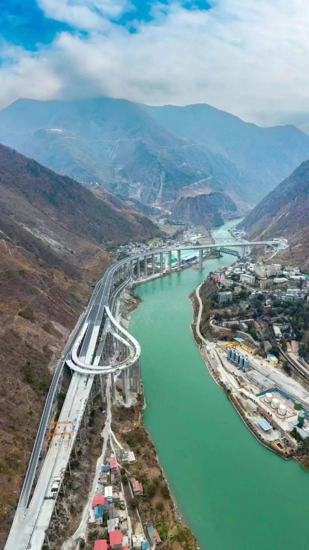 路段s66乐汉高速公路高速公路公安局六分局获悉记者从四川省公安厅