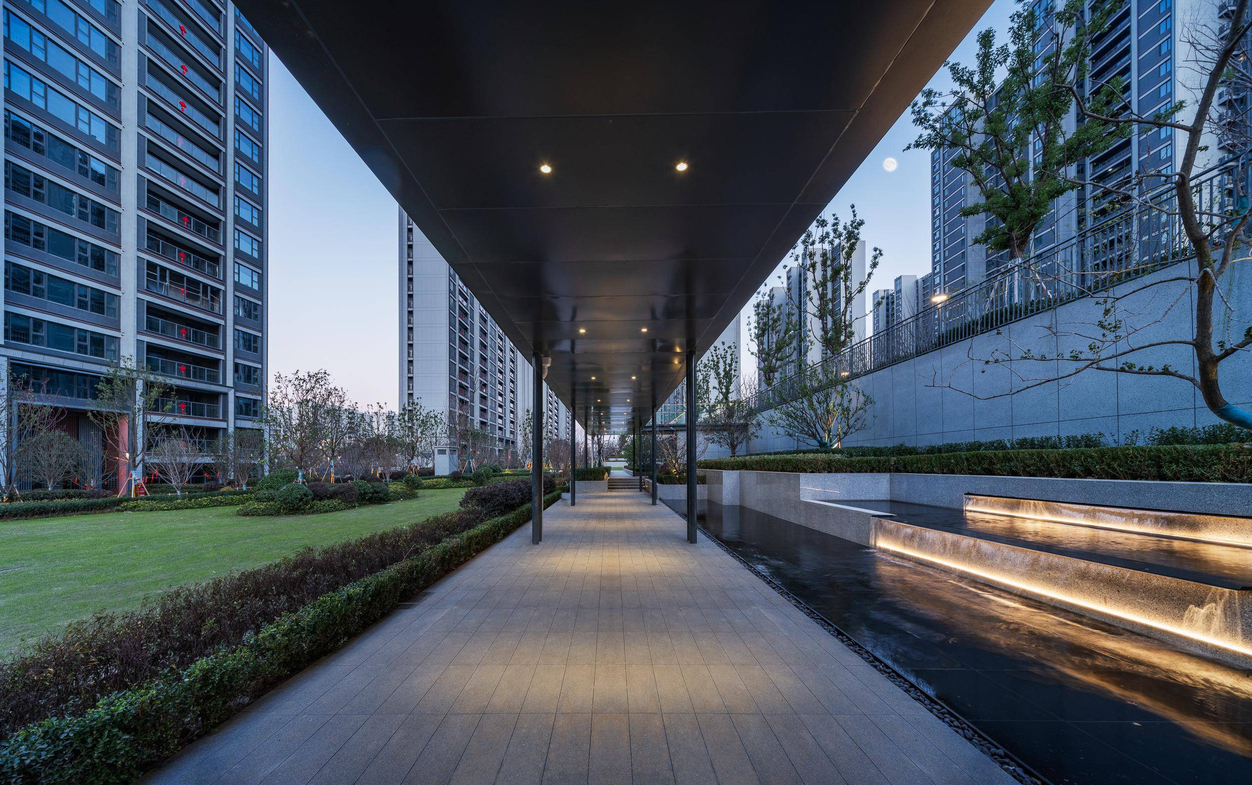 锦麟融誉府项目实景图项目外立面由真石漆,玻璃幕墙,干挂石材组成