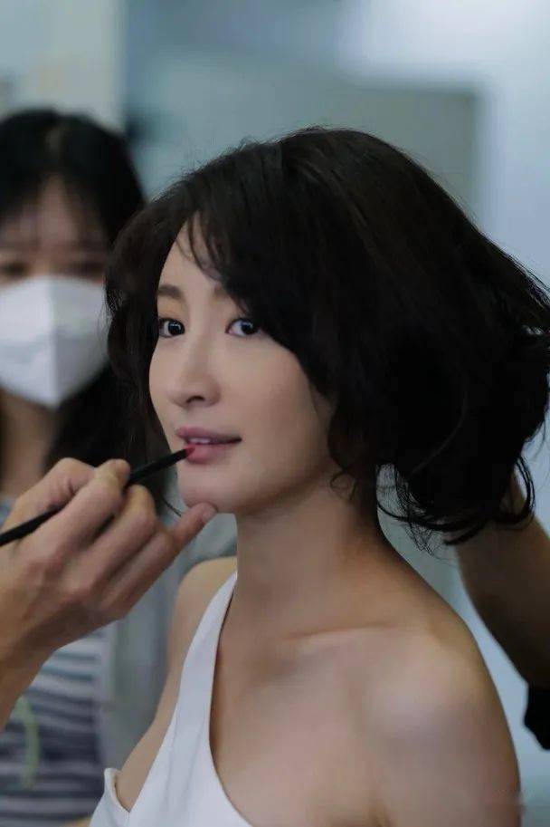 "美容达人"林夏薇深v晒肩 公开绝密逆龄秘诀_保养_广告_运动