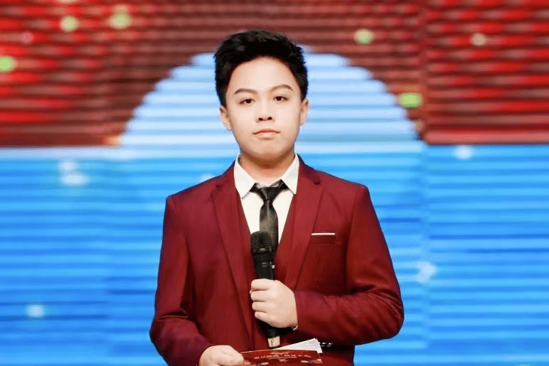 小主持人邓晞彤小主持人朱慧霖小主持人范毅晨主持人刘峻佑携手小主持