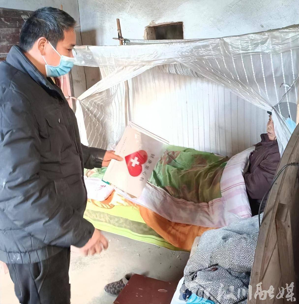 南河乡为重点人群免费发放"健康爱心包"2117份_汉川市_群众_口罩