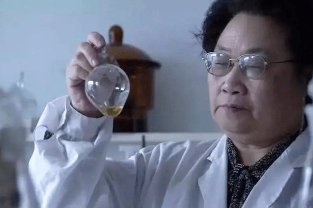92岁屠呦呦,才是这个时代最稀缺的大女主_实验_药物_青蒿