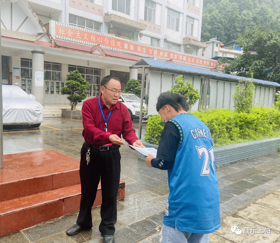 平凡岗位中的璀璨之星——记福贡县普职融合班校长字跃芳老师
