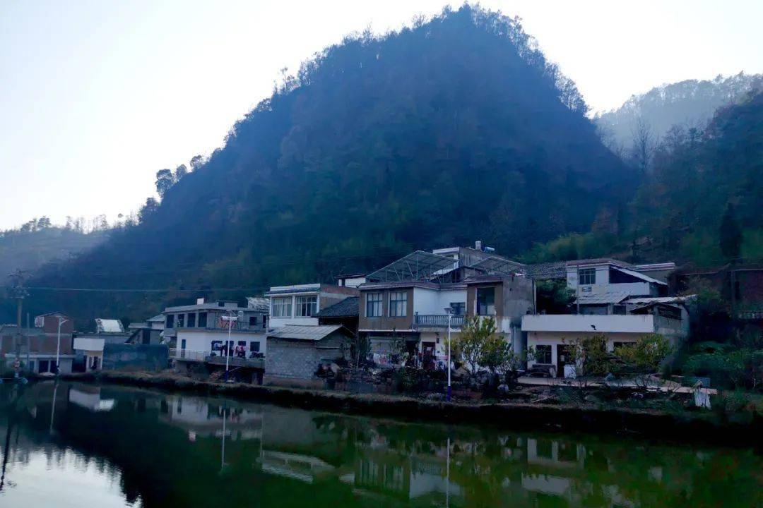 鲁甸小寨:40盏太阳能路灯 照亮群众出行路_村民_梨园村_建设