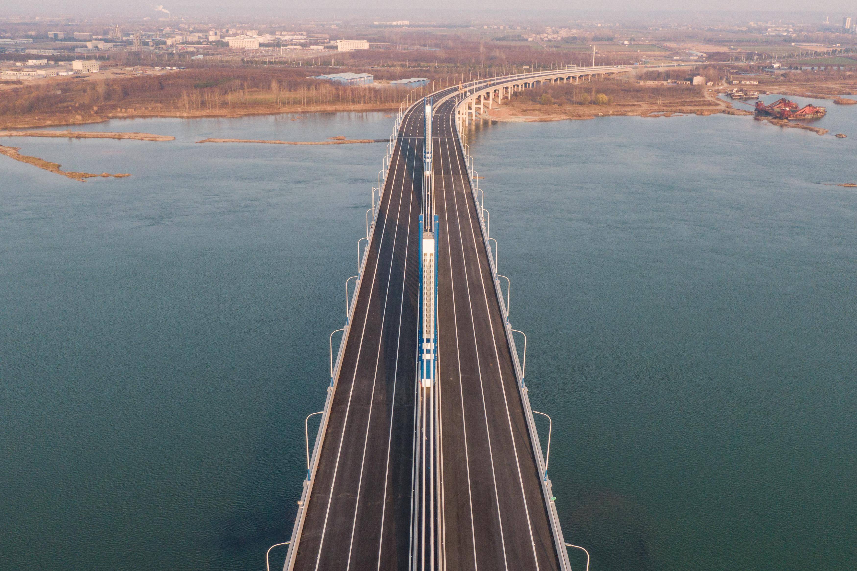 (经济)河谷汉江大桥正式建成贯通_伍志尊_新华社_无人机