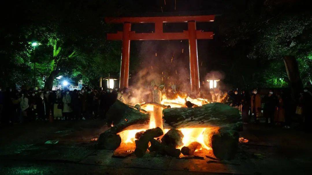 在日本跨年：明年一定是个好年吧！_初诣_人们_寺院