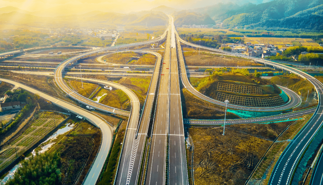 临建高速项目起于千秋关隧道,经临安,桐庐,建德三地,终于杭新景高速