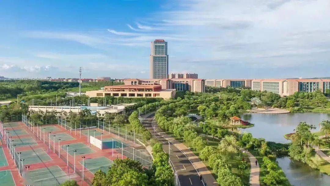 湛江科技學院(原廣東海洋大學寸金學院)坐落在中國大陸最南端的美麗