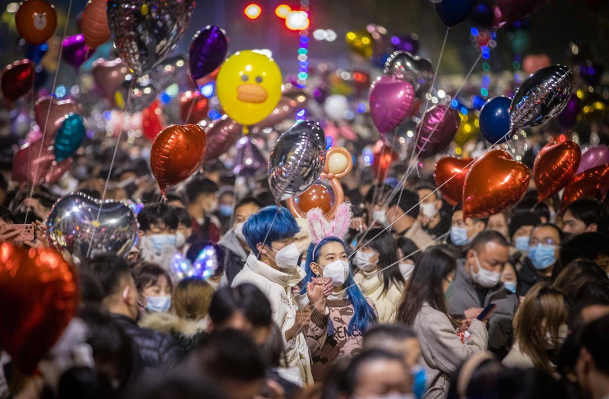 放飞气球迎新年_全媒_柯皓_武汉