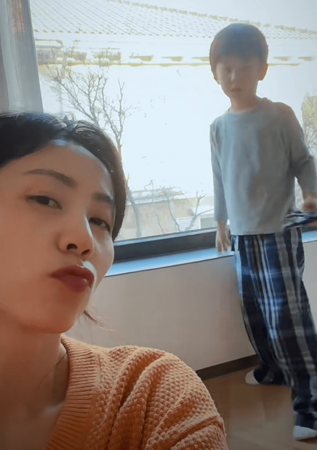 黄磊三胎儿子罕露正脸,孙莉晒母子同框秀幸福,弟弟越长越像多妹_玩具