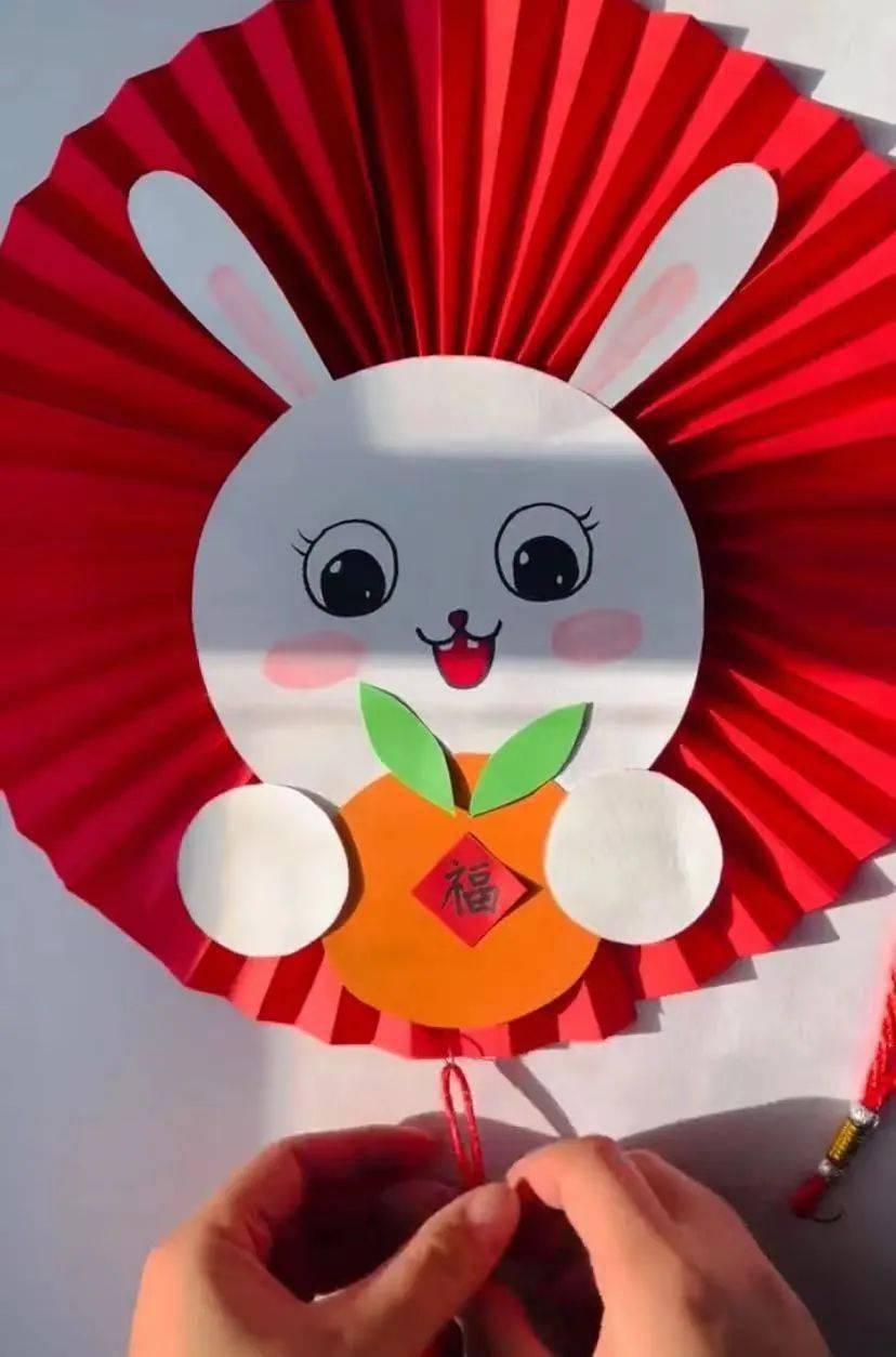再取一张白色的纸,画出兔子的图案.