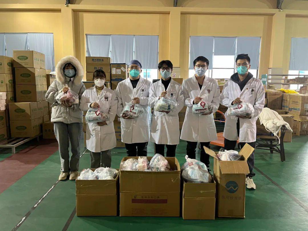 救治高峰,我区全体医护工作者挺身而出,冲锋在前,很多医护带病上岗,超