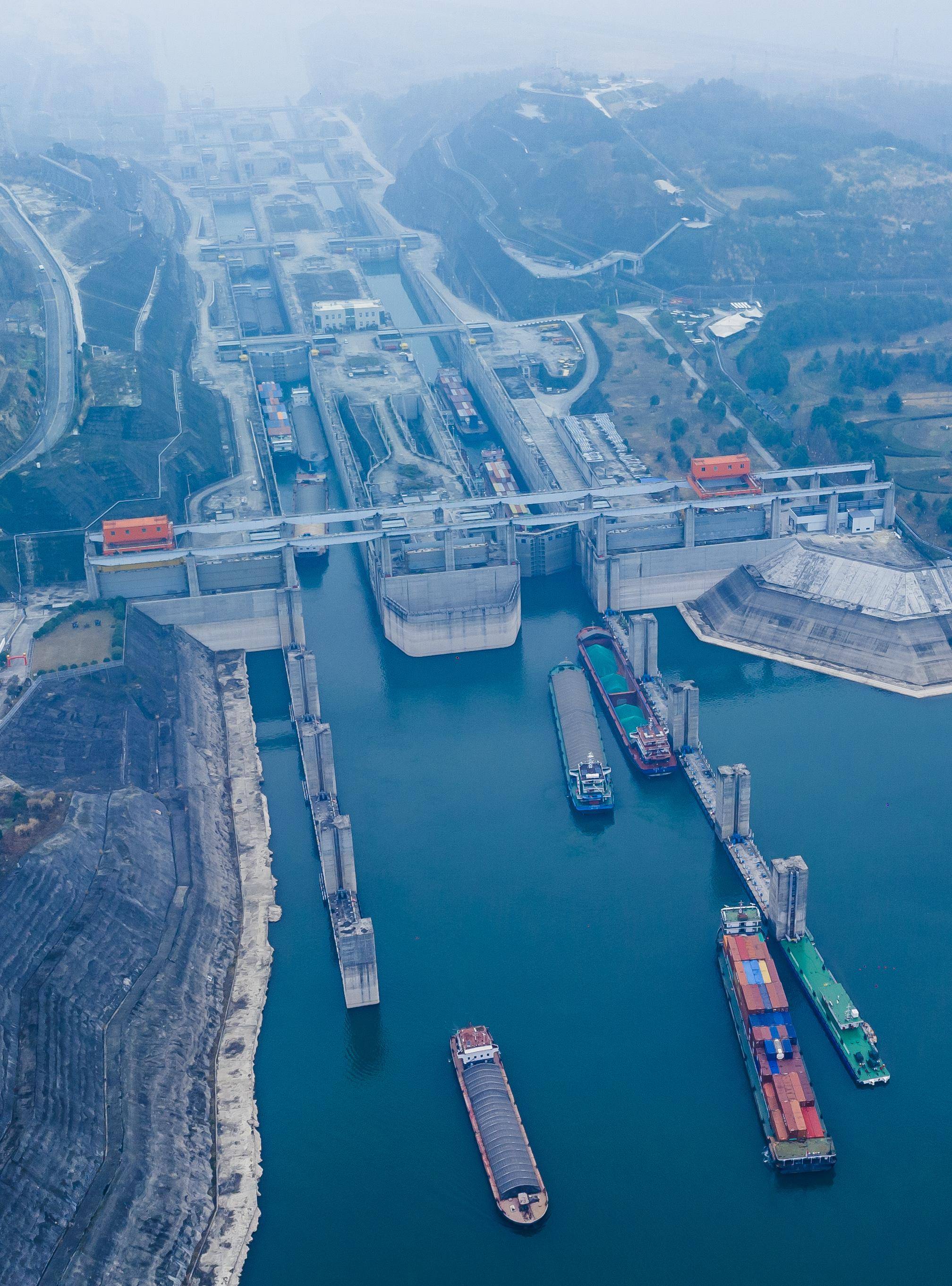 (经济)2022年三峡枢纽航运通过量近1.6亿吨_船舶_新华社_同比增长