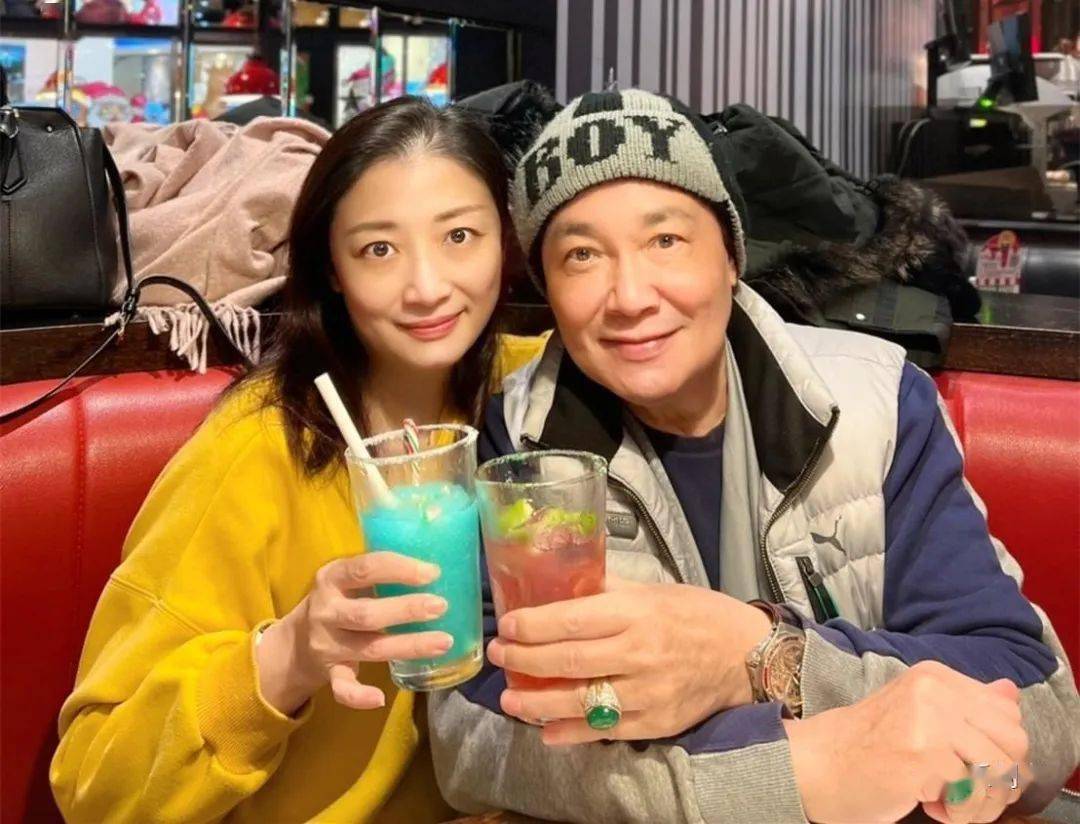 孟飞一家吃大餐庆新年,鸽子蛋大翡翠戒指太抢镜_罗月伶_妻子_孟翔