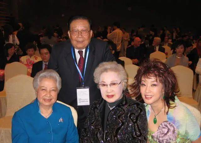 98岁的秦怡:两次婚姻失败,晚年丧子,依旧面带春风,有何秘诀_丈夫_儿子