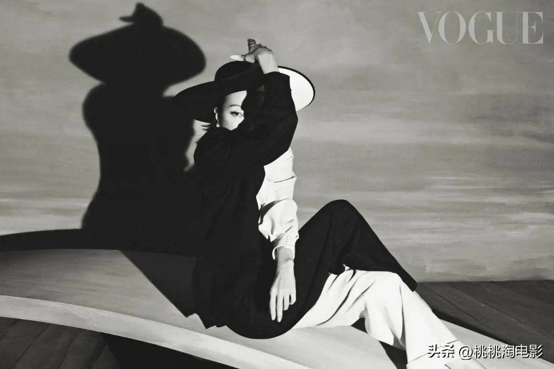 出名跳舞家许芳宜台版《VOGUE》开年大片，气量文雅身姿灵动