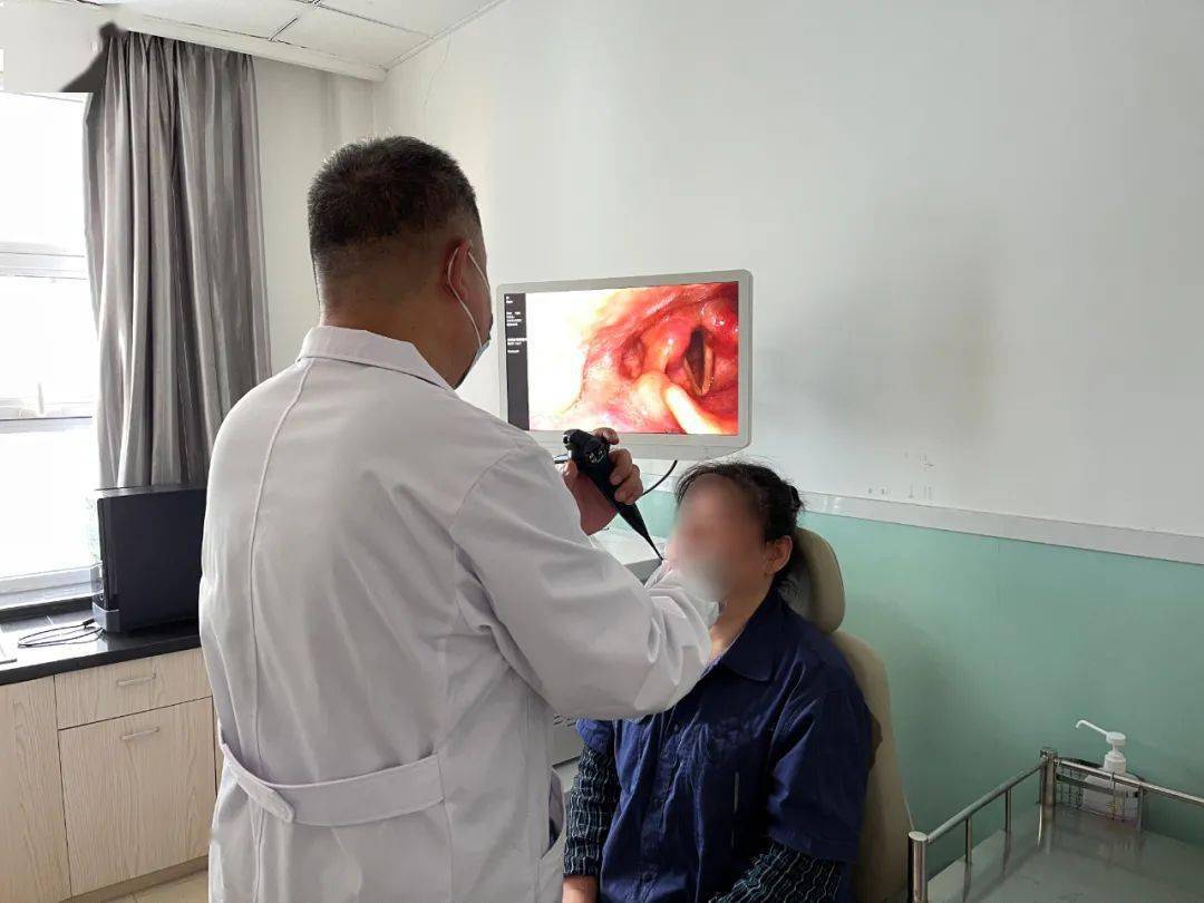 于是到市中心医院耳鼻咽喉科门诊就诊,结合既往病史,行喉镜检查见喉部