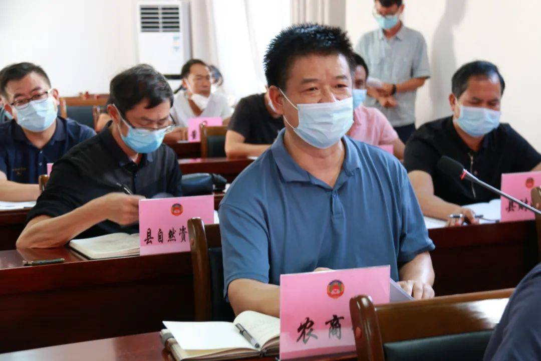 宾川县华侨庄园负责人谢明安在11月29日拿到恢复宾川县水果权证登记办