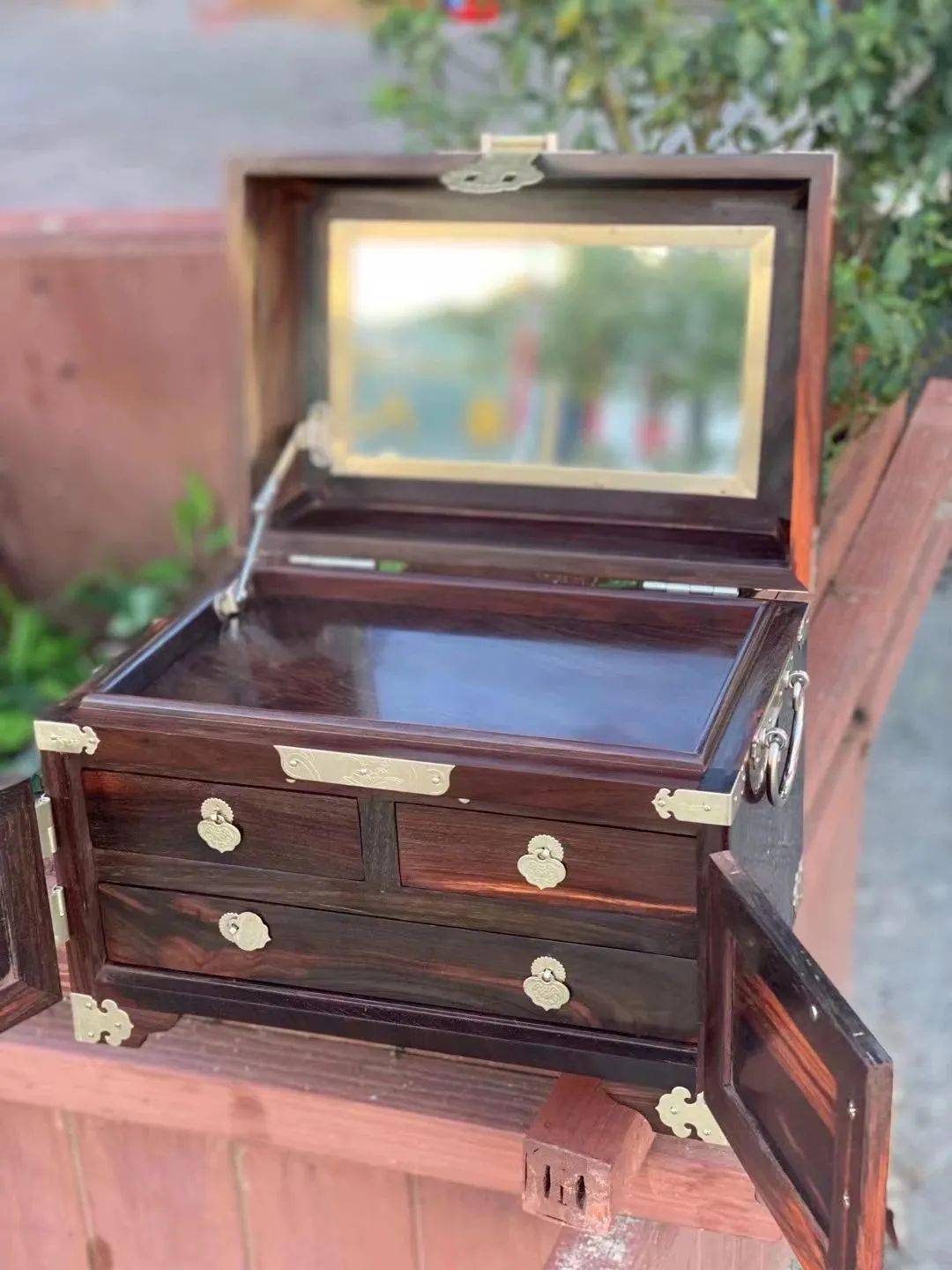 还有的在箱盖里面装上镜子,即为【镜箱】,又称"梳妆匣"或"梳妆箱",有