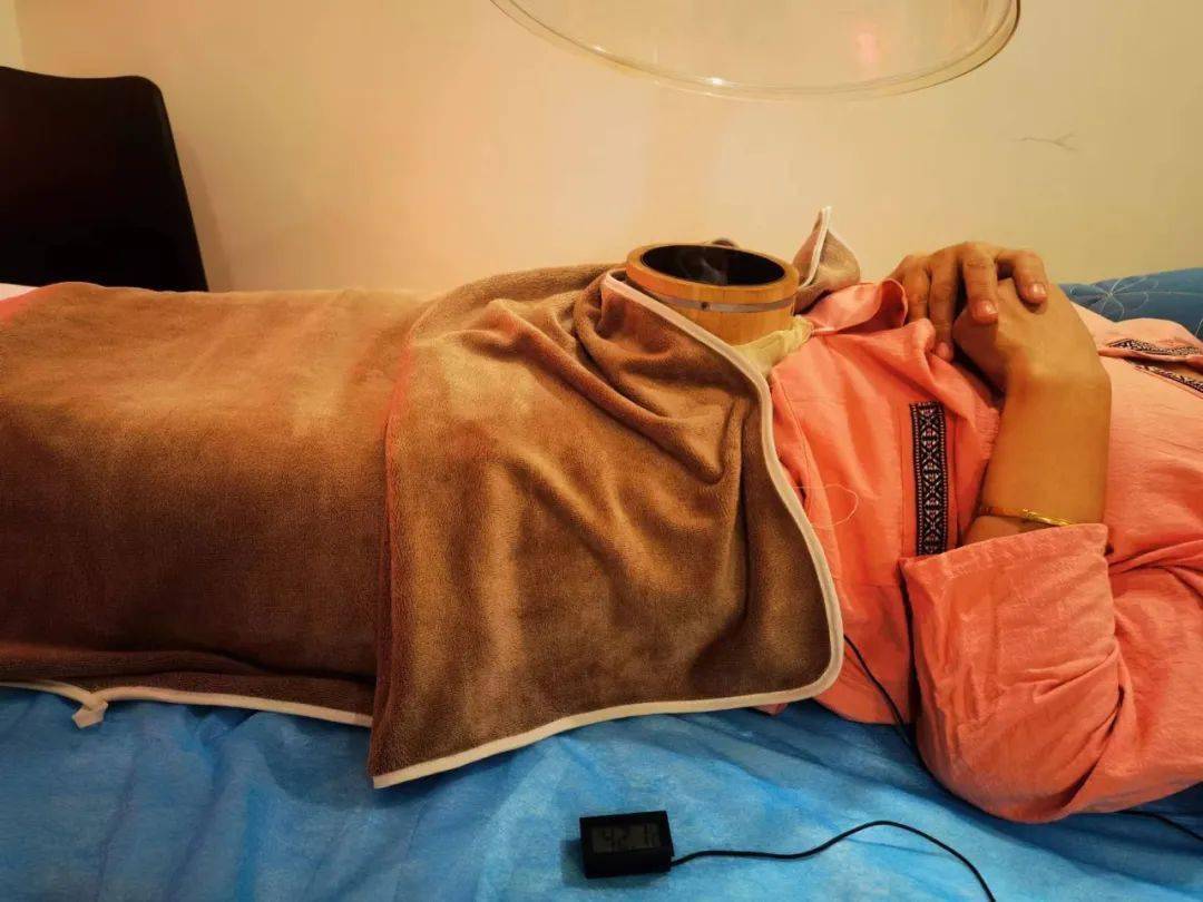 中心环境优雅,服务温馨,专家诊室,针灸室,推拿室,理疗室设置齐全,针疗