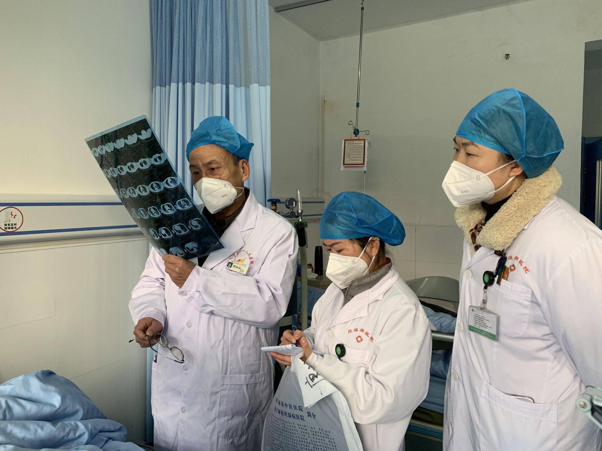 在麻塘中医医院新冠病区,记者看到,医生们在第一人