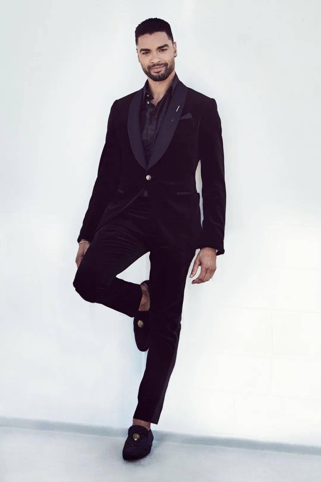 他成为了 armani 经典男香最新代言人!_rege_-jean_page