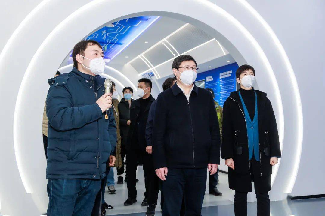 市政府副秘书长李亚萍,市工业和信息化局党组书记吴燕,市工业和信息化