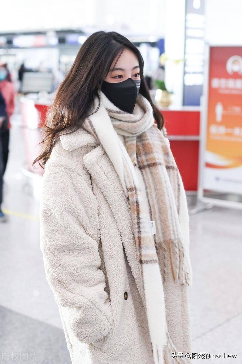 祝绪丹北京机场出发 身着杏色毛绒大衣甜美可爱