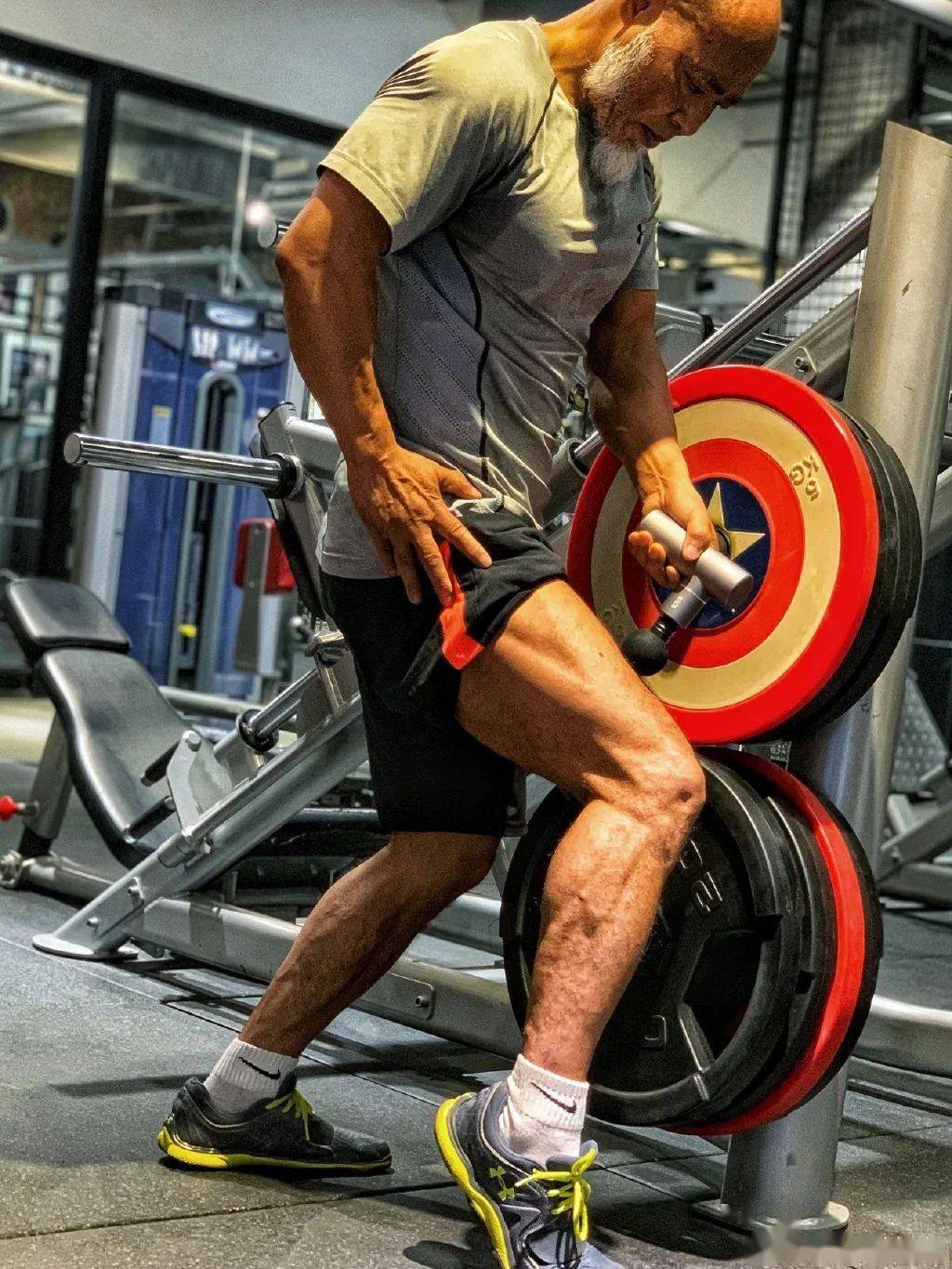 中国65岁大爷健身22年8块腹肌,撩走小13岁娇妻!男人果然要健身.