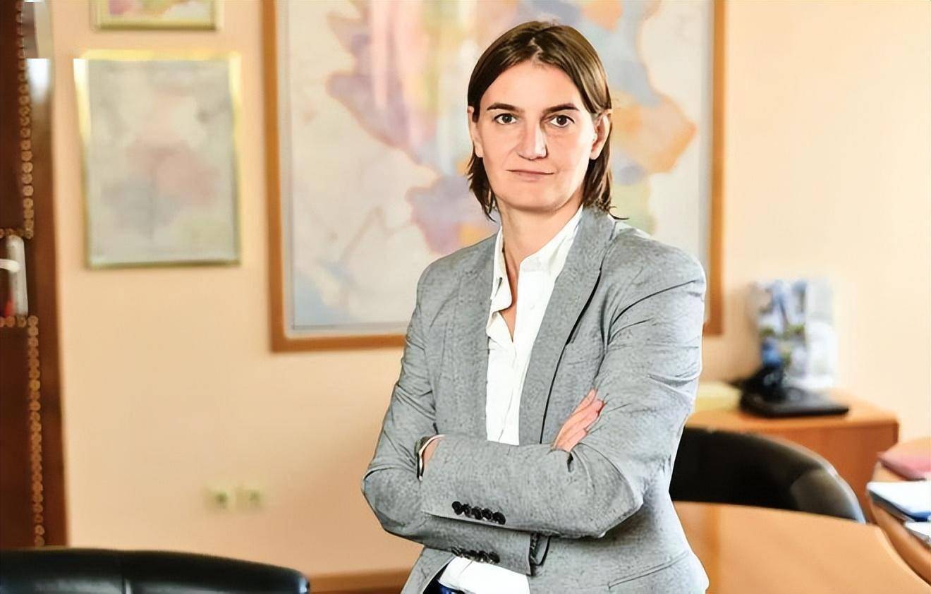 安娜:42岁成为塞尔维亚女总理,帅气十足,喜欢香香软软的女孩子_武契奇