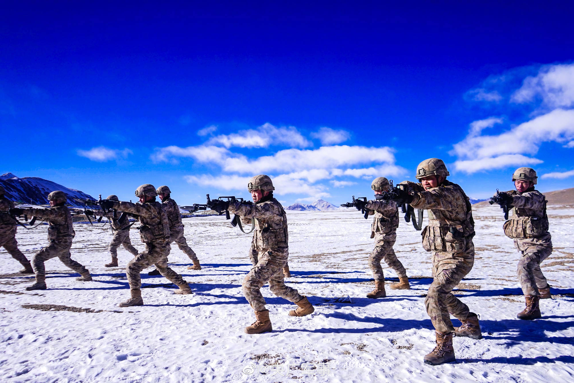 热血沸腾 海拔5300米高原官兵雪中训练