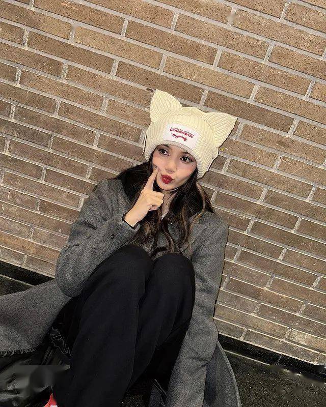 看看lisa的"帽子戏法"吧!_celine_造型_时尚