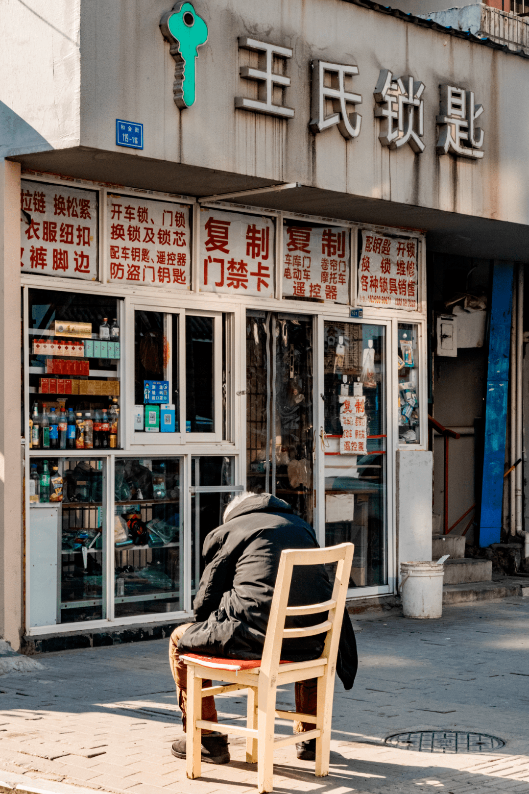 視線北移,鎖定在對面的橋頭,一隻乖巧的小黃狗正坐在橋頭慵懶地曬著