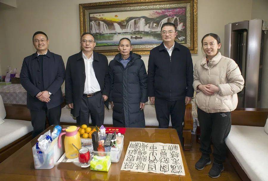 张兵慰问六公司职工刘国富在刘国富家中,张兵与他亲切交谈,详细了解