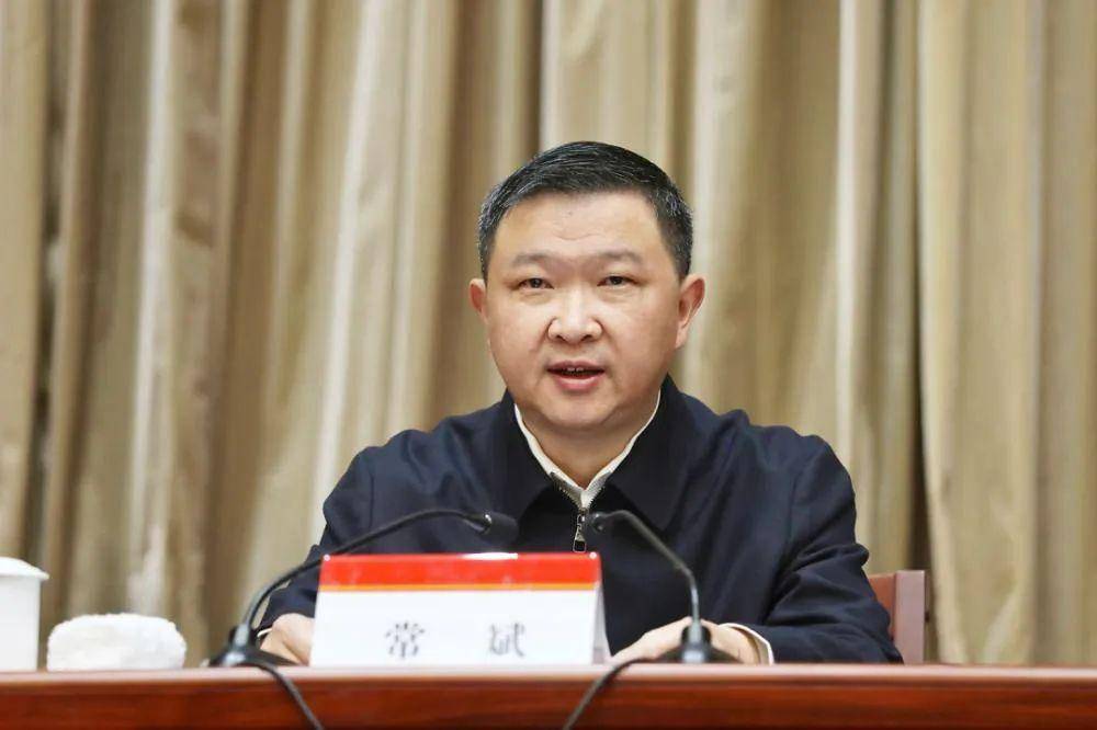 四川平昌人,此前一直在重庆工作,历任重庆市铜梁区区长,沙坪坝区区长