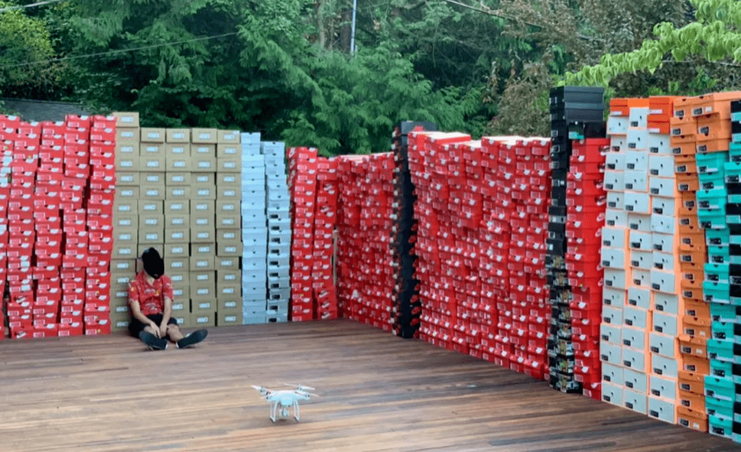 瞧这鞋盒堆积的架势,把家里后院围满一大圈都不带空的.