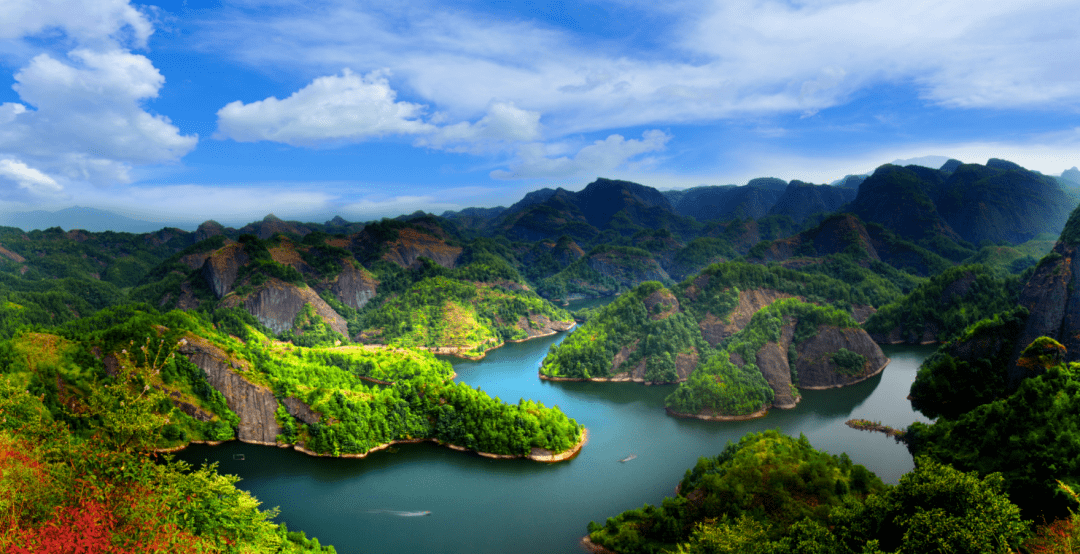 1月2日,兴国县宝石仙境风景区天鹅湖美景如画