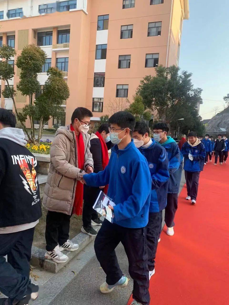 景宁中学考点考生走出考场▲庆元中学考点考生走出考场▲ 丽水二中