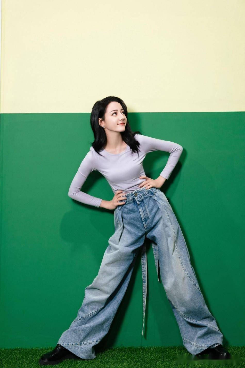 迪丽热巴最新写真释出俏皮可爱 对镜头脸颊比心元气满满_牛仔裤_发丝