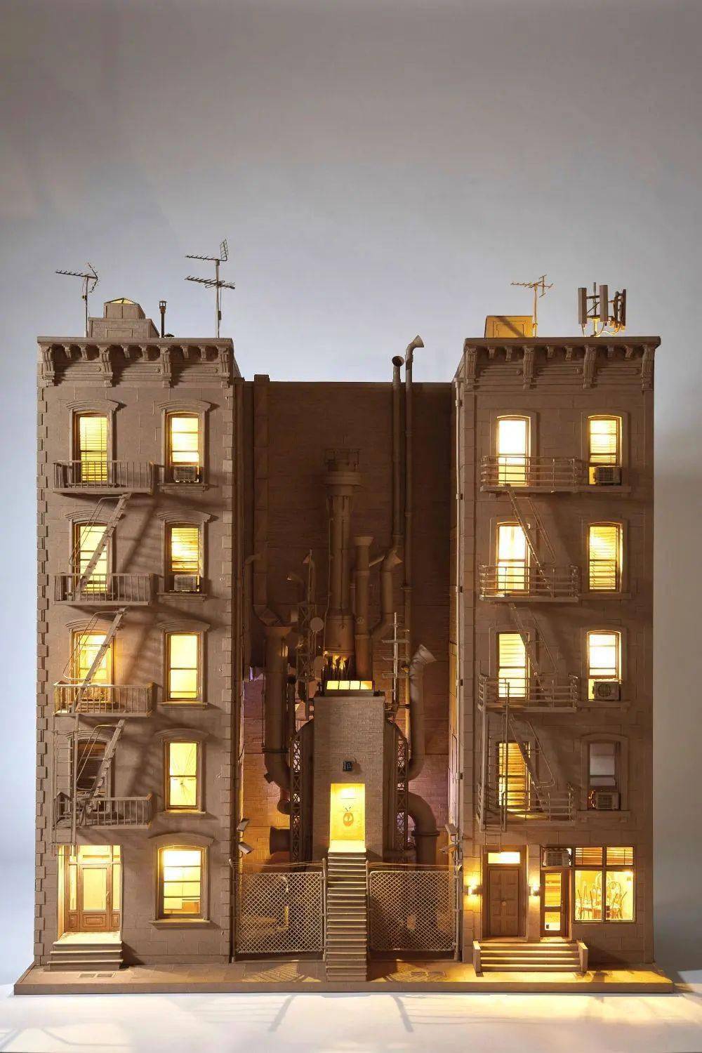 纸板大神新作,他直接造了一栋大楼,让人看呆了_作品_雕塑_的材料