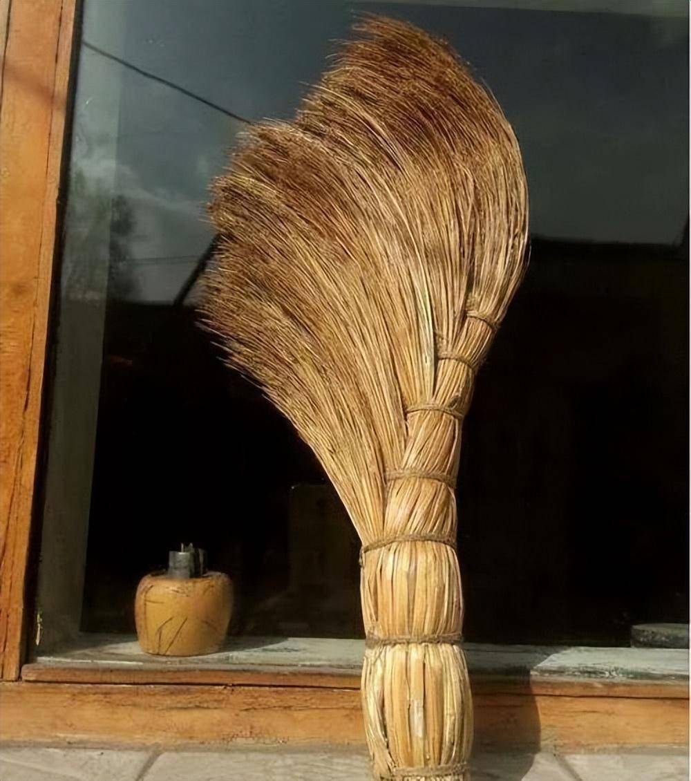 笤帚疙瘩是教训"熊孩子"的最实用的工具,它也能扫去亲人劳累一天的