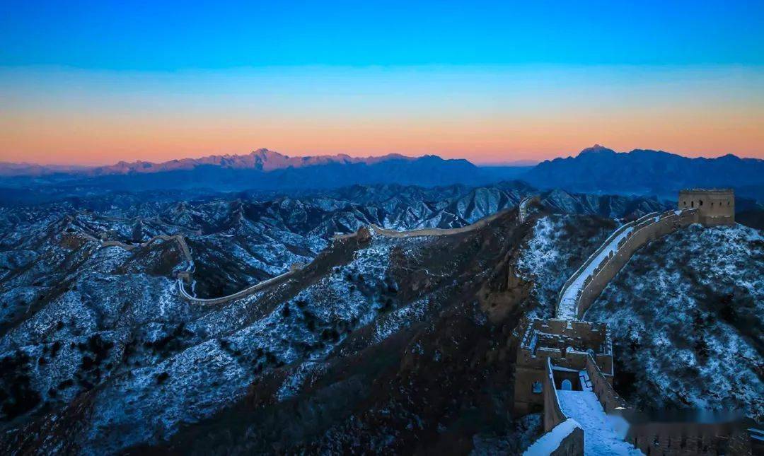 金山岭晨光盛景图图片