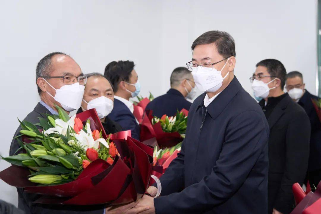 走访慰问横店集团董事长,总裁徐永安等企业家和拔尖人才,致以新春的