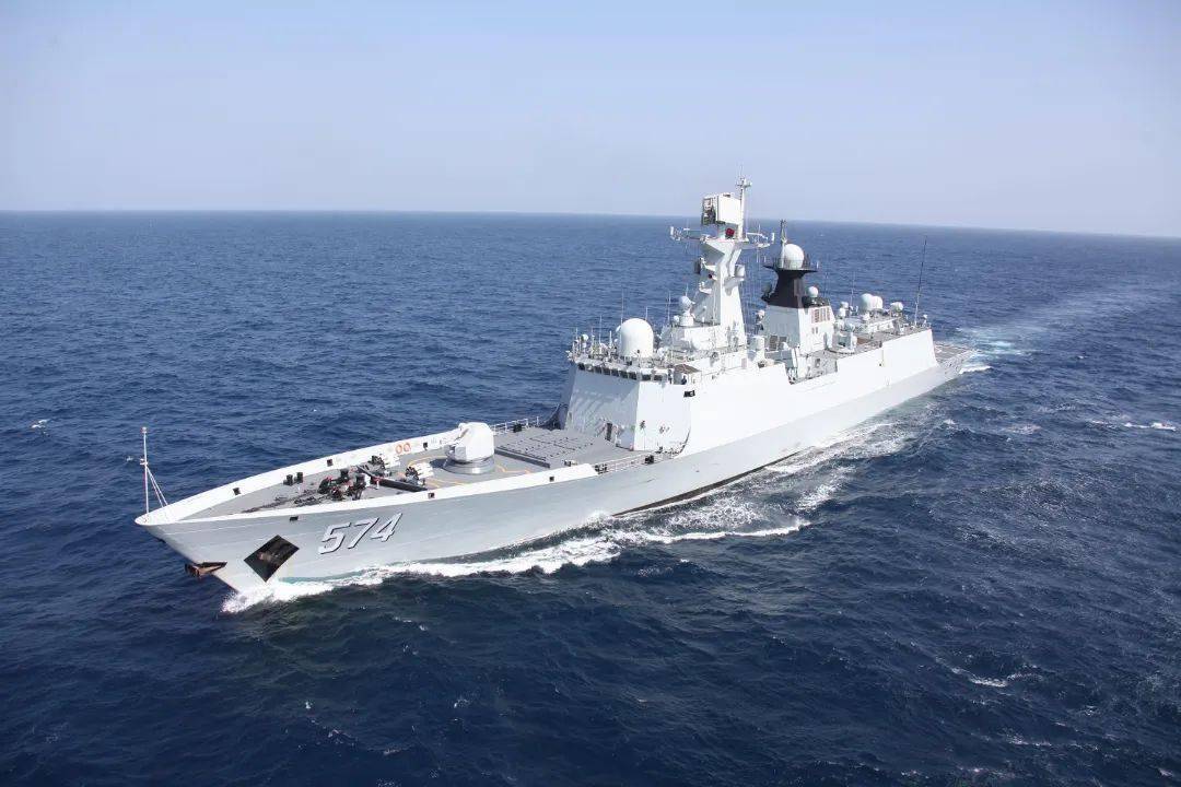 三亚舰,舷号574,是我国自主研究设计的某型导弹护卫舰,入列以来,该舰