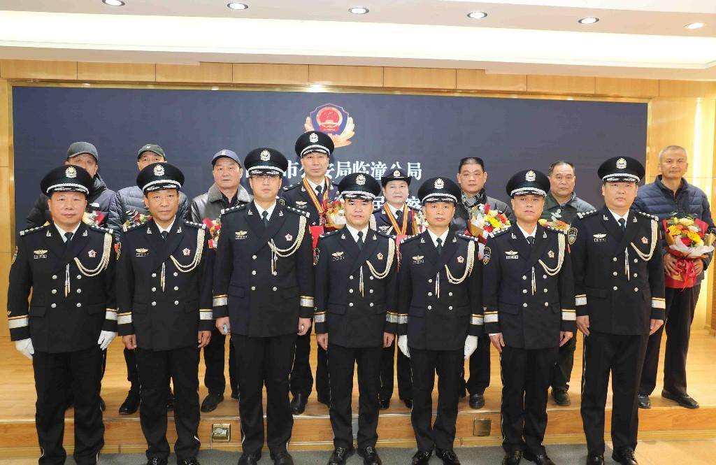 警察节丨临潼公安举办警礼服列装暨从警40 年荣誉奖章颁发仪式